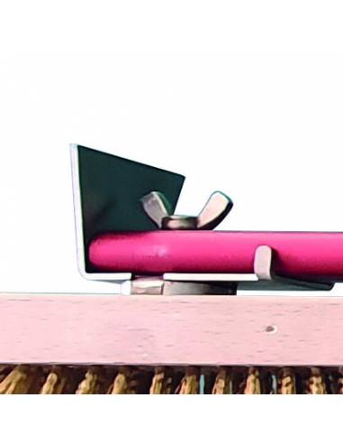 Cepillo de madera, cerdas de latón y mango de aluminio