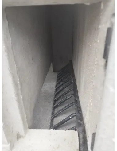 Barbacoa de hormigón sobre pedestal con balda