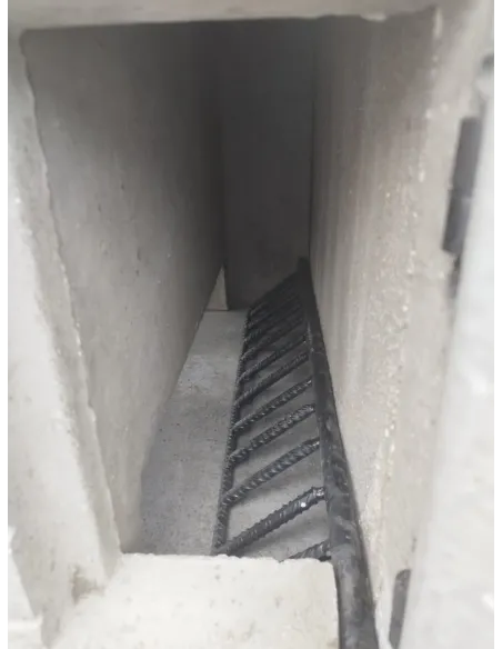 Barbacoa de hormigón sobre pedestal con balda