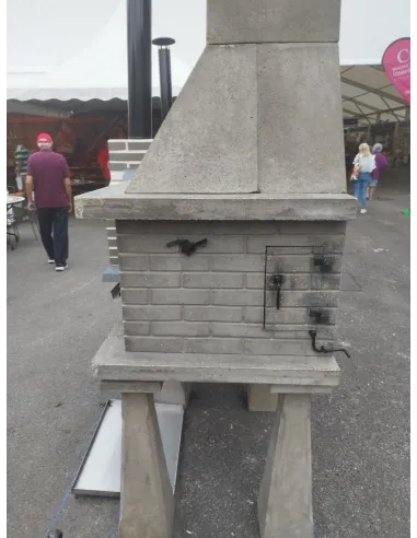 Barbacoa sobre pegollos con mesa