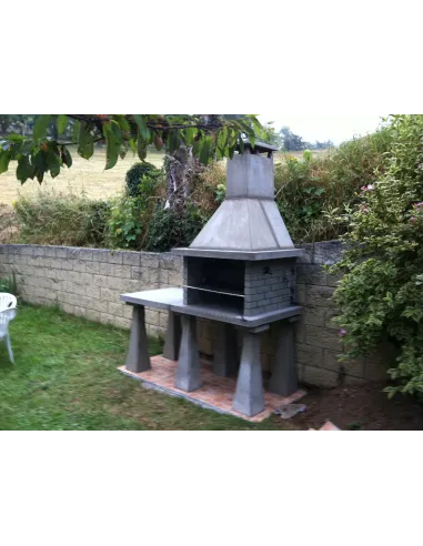 Barbacoa sobre pegollos con mesa