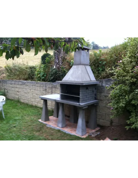 Barbacoa sobre pegollos con mesa