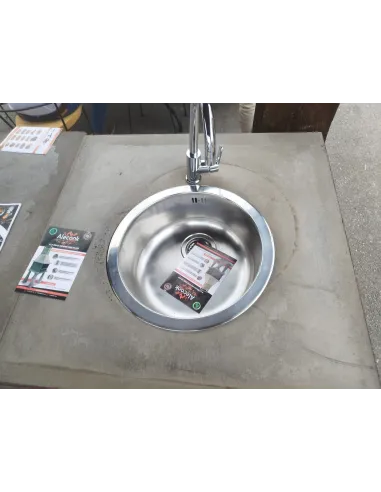 Barbacoa completa sobre pegollos con mesa y fregadero