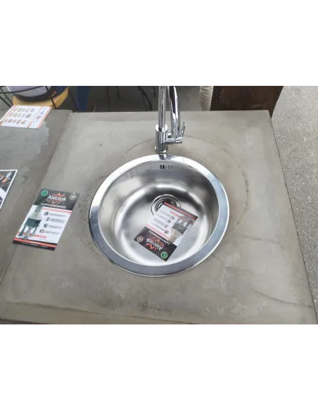 Barbacoa completa sobre pegollos con mesa y fregadero