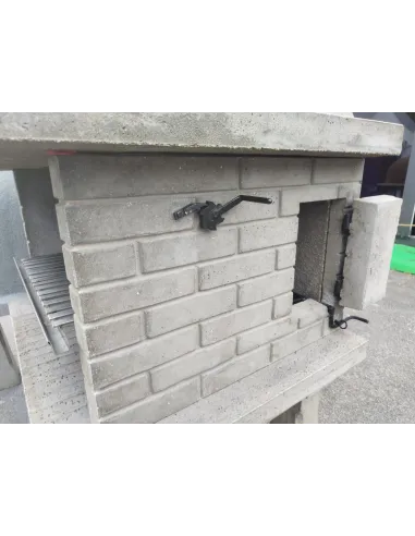 Barbacoa completa sobre pegollos con mesa y fregadero