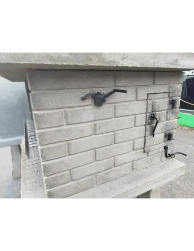 Barbacoa completa sobre pegollos con mesa y fregadero