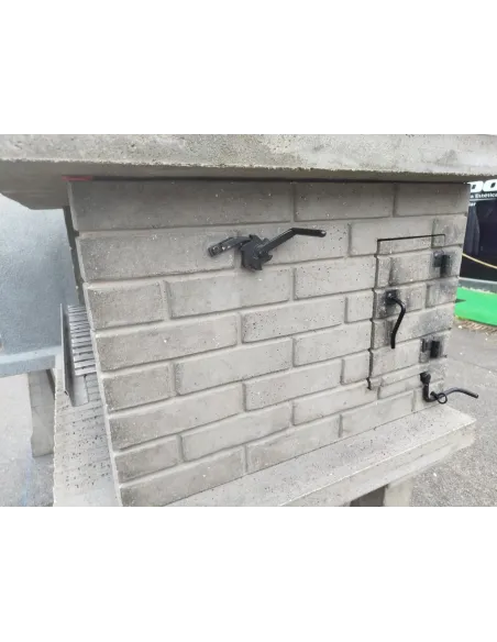 Barbacoa completa sobre pegollos con mesa y fregadero