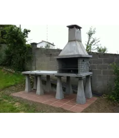 Barbacoa completa sobre pegollos con mesa y fregadero 2