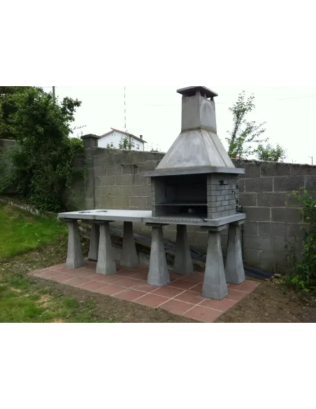 Barbacoa completa sobre pegollos con mesa y fregadero