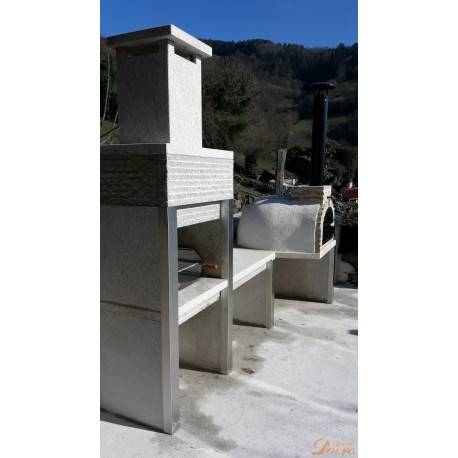Horno, mesado y barbacoa de granito al frente con puerta y chimenea normalizada