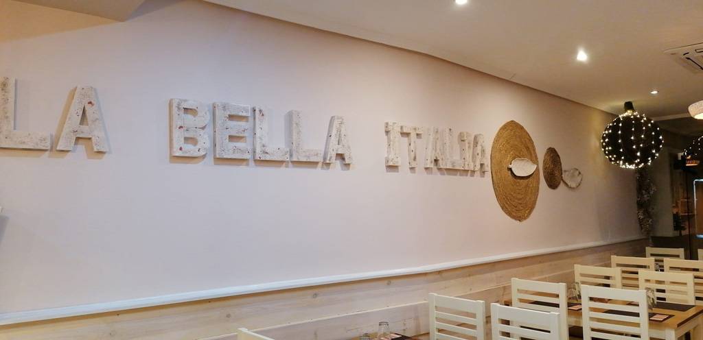 El comedor de la a pizzeria Bella Italia en Palencia